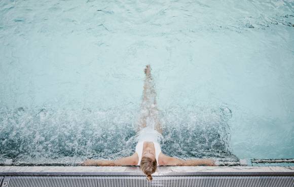 Frau in Infinitypool des Wellnesshotels Bergkristall