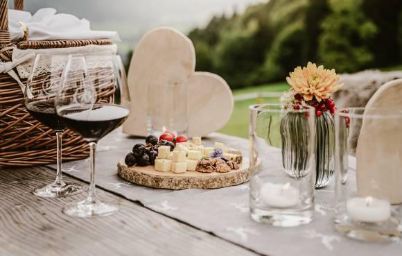 Picknick auf Tisch in Allgäuer Natur