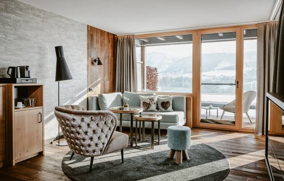 Wohnbereich in der Suite Hochgrat Premium mit Bergblick