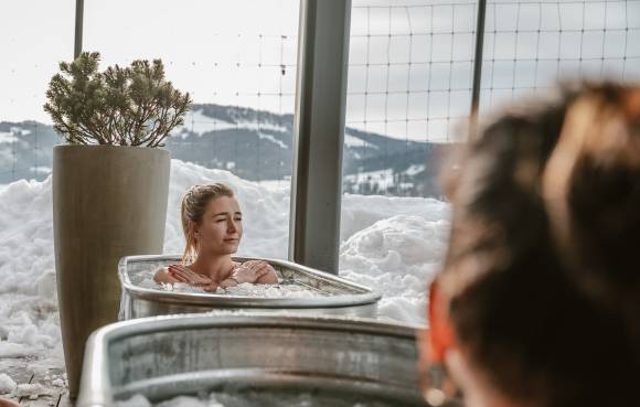 Frau beim Eisbaden im Resort Bergkristall