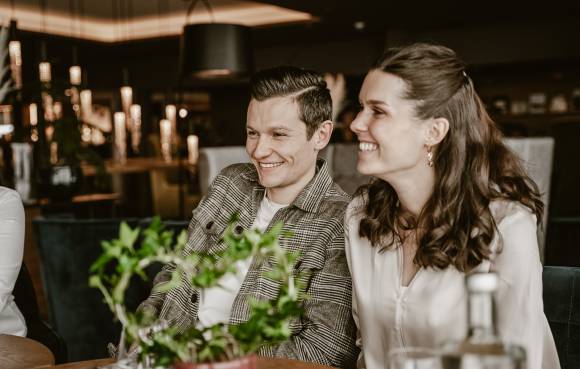 Gastgeber Sebastian und Janina Lingg lachend