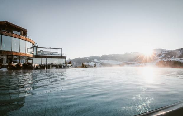 Infinitypool des Wellnesshotel Bergkristall im Winter