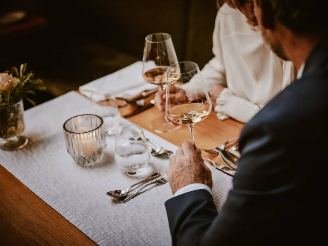 Paar beim Weintrinken im Restaurant