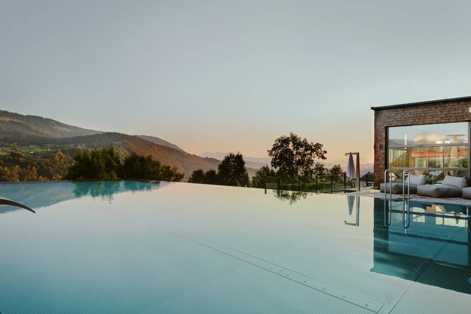 Außenansicht Infinitypool des Wellnesshotel Bergkristall im Allgäu 