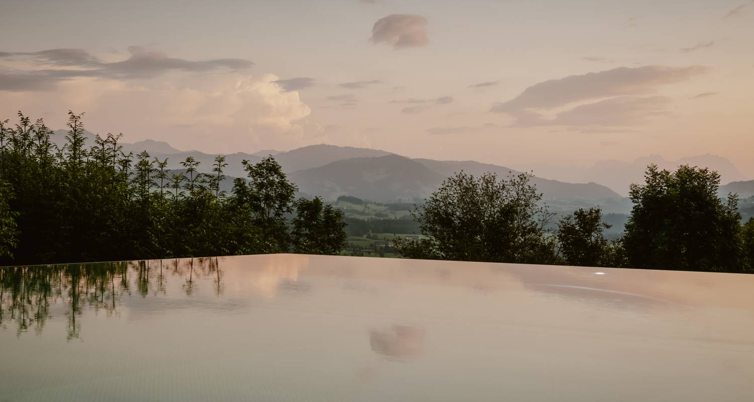 Infinitypool im Wellnesshotel Bergkristall im Herbst