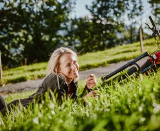 Frau beim E-Biken im Allgäu