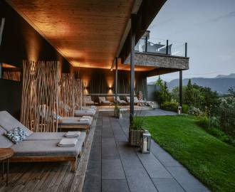 Außen-Ruhebereich im Wellnesshotel Bergkristall in Oberstaufen