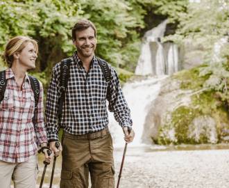 Paar beim Wandern vor Allgäuer Wasserfällen