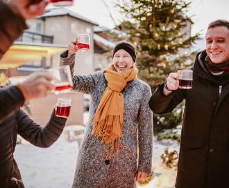 Menschen stoßen mit Punsch an