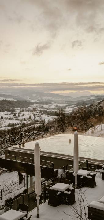 Infinitypool im Winter des Wellnesshotels Bergkristall mit Blick in die Schweiz