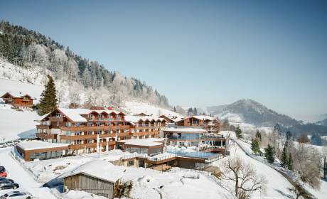 Hotel Außenansicht im Winter