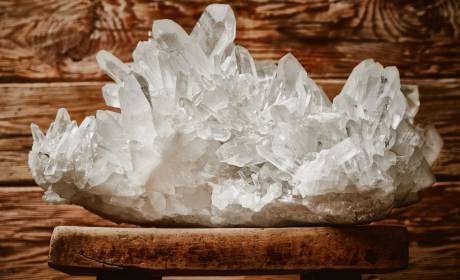 Der Edelstein Bergkristall auf einem Holzhocker