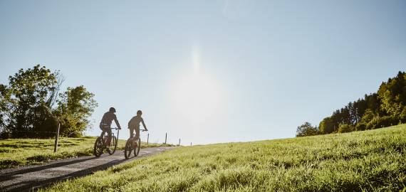 Paar beim E-Biken im Allgäu